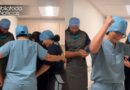 Médicos oran juntos a Dios para ser instrumentos de sanidad antes de cada cirugía Médicos oran juntos a Dios para ser instrumentos de sanidad antes de cada cirugía