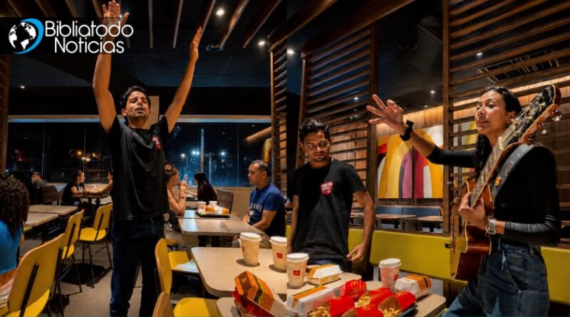 McDonald’s se convierte en escenario de evangelización: jóvenes anuncian a Jesús” McDonald’s se convierte en escenario de evangelización: jóvenes anuncian a Jesús”